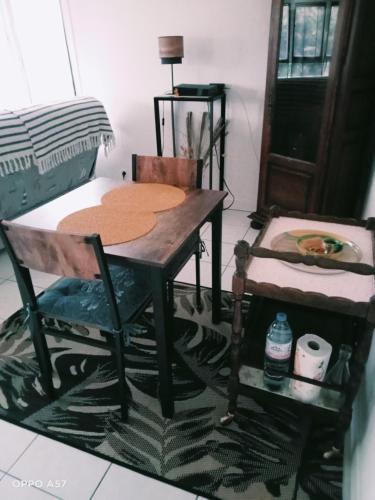 - une table en bois et 2 chaises dans une chambre dans l'établissement Joli appartement à la mer, à La Tranche-sur-Mer