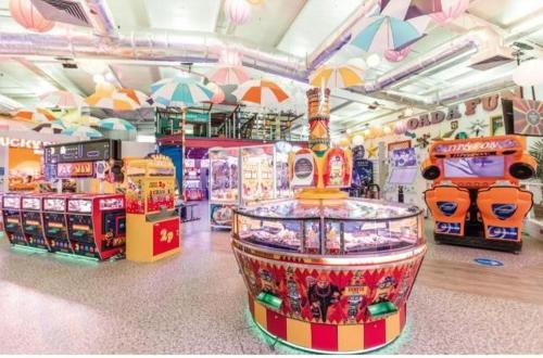 a room with several arcade games in a store at Haven Golden Sands Holly Drive 24 in Mablethorpe