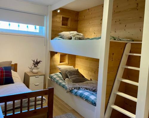 Postel nebo postele na pokoji v ubytování Central Morzine, Spacious 2 Bedroom Family Apartment