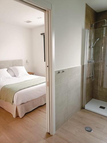 a bedroom with a bed and a shower at El Hogar de LELU in Quintes