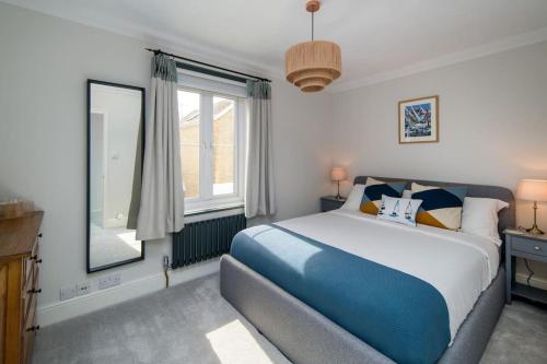 ein Schlafzimmer mit großem Bett und Fenster in der Unterkunft Captain's Cottage - Central West Cowes - Spacious, entire 1-bed home in Cowes