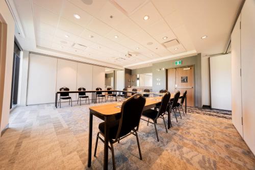 a meeting room with a table and chairs at Candlewood Suites Trois-Rivières Ouest by IHG in Trois-Rivières