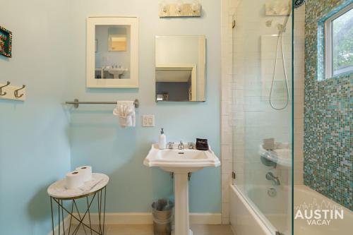 Ένα μπάνιο στο Charming Vintage House in Zilker with Hot Tub and Parking