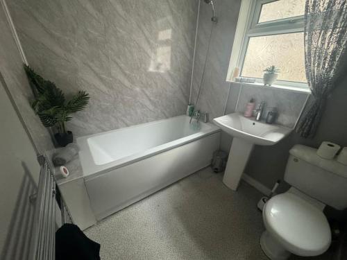 Ένα μπάνιο στο Lonsdale Terrace - 3 Bedrooms - Sleeps 6