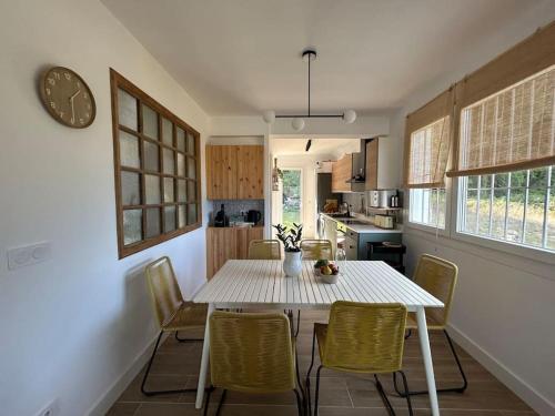 Kuchyň nebo kuchyňský kout v ubytování O Pedrido Beach House