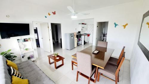 a living room with a couch and a dining room table at Departamento con la mejor Vista de Acapulco in Acapulco