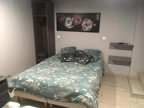 une chambre avec un lit avec des oreillers dessus dans l'établissement L appartement soleil de willerval, à Willerval