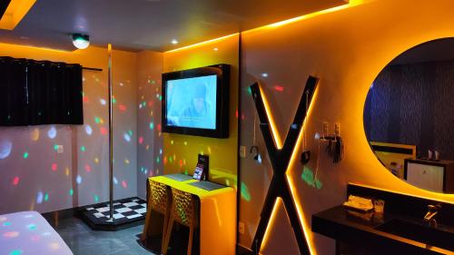 サンパウロにあるMotel Zurich 4の壁にテレビが付いた部屋