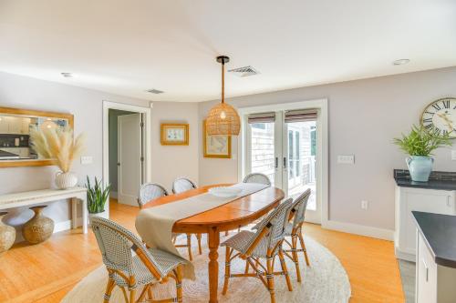 Küche/Küchenzeile in der Unterkunft Coastal-Modern Home Less Than 3 Mi to Charlestown Beach!