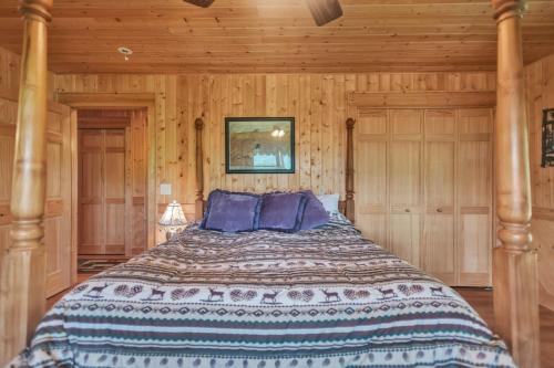 a bedroom with a large bed in a cabin at Cozy Mountain Retreat with Scenic Views home in Beech Mountain