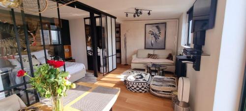 un petit salon avec un canapé et une table dans l'établissement Appartement vue Tour Eiffel paris 16 Eme, à Paris