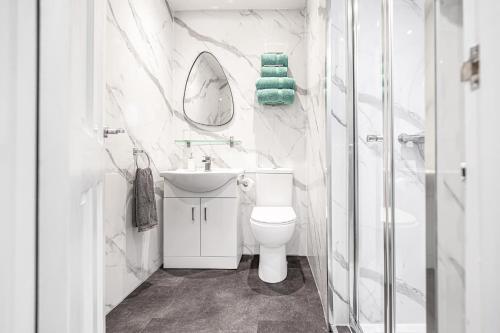 MarkinchにあるThe Wee Haig - 1 Bedroom Condoの洗面台、トイレ、鏡のあるバスルーム