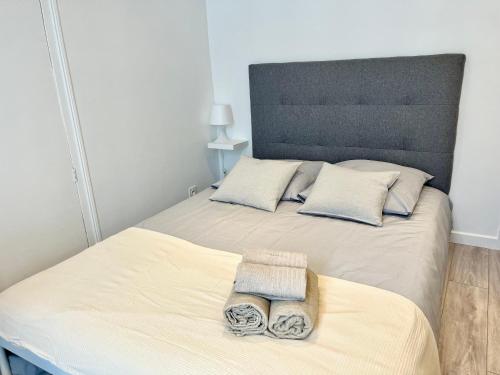 une chambre avec un lit avec deux serviettes dessus dans l'établissement Petit appartement agréable au cœur du 11e arrondissement, à Paris
