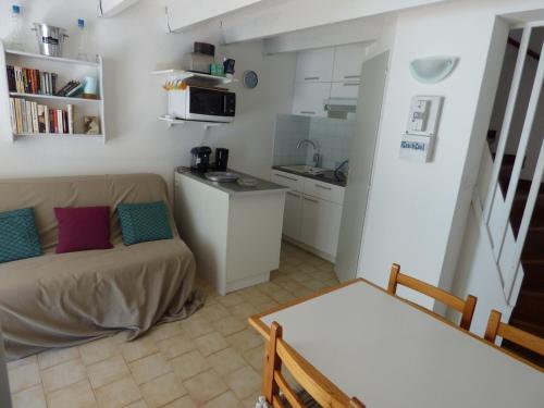 un petit salon avec un canapé et une cuisine dans l'établissement 
