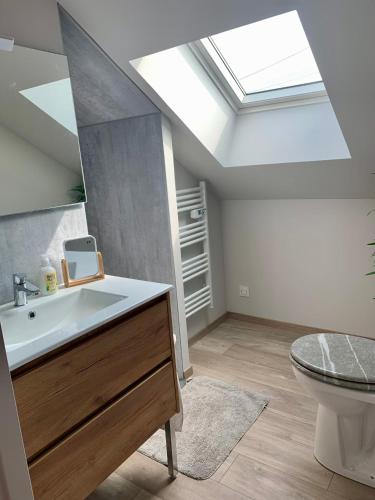 La salle de bains est pourvue d'un lavabo, de toilettes et d'une lucarne. dans l'établissement 
