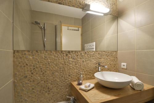 une salle de bain avec un lavabo et une douche dans l'établissement Résidence Themis - 2 Pièces pour 5 Personnes 04, à Mâcot La Plagne
