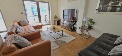 Una sala de estar con dos sofás y un televisor. en Spacious 3-bed 3-Bath Luxury apartment with balcony Hyde Park, en Londres