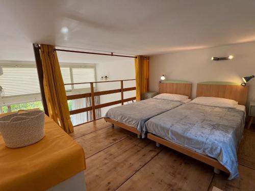 une chambre avec un lit et une grande fenêtre dans l'établissement Casetta Jema, à Lumio