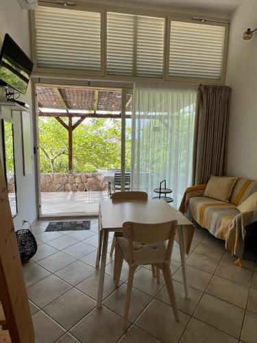 un salon avec une table et un canapé dans l'établissement Casetta Jema, à Lumio