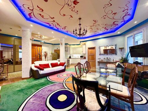 un salon avec une table et une salle à manger dans l'établissement 3 pièces 100m2 balcon centre juan 2 pas des plages, à Antibes