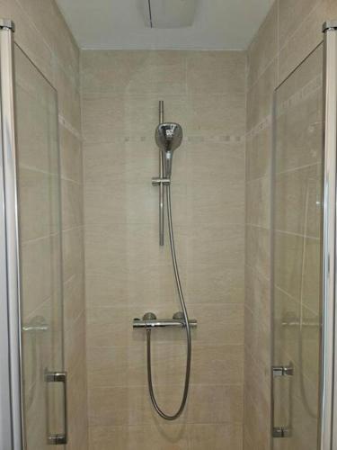 une douche avec pommeau de douche dans une salle de bain dans l'établissement NERO studio confort tt équipé! Villejuif Paris métro 7, à Villejuif