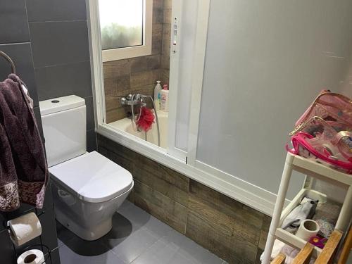 a bathroom with a white toilet and a window at Résidence Perla Saidia-seulement pour les familles- Plage à 5 min à pieds - Piscine en travaux in Saidia 