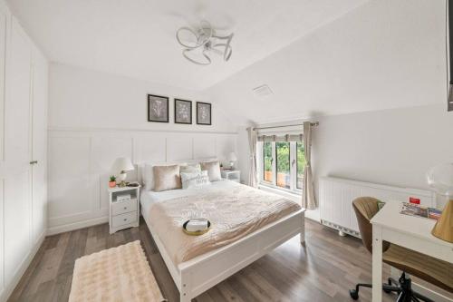 Postel nebo postele na pokoji v ubytování Radiant Retreat Datchet-12 mins to Heathrow close to Windsor ,Legoland, Eton and Slough