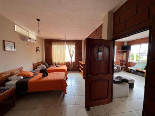 Postel nebo postele na pokoji v ubytování Hostal Cattleya