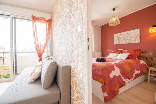 a bedroom with a bed and a window at Ty Loan I Hyper centre & Balcon in Crozon
