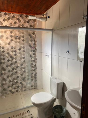 une salle de bain avec toilettes, douche et lavabo dans l'établissement Casa do Rafael, à Conceição da Ibitipoca