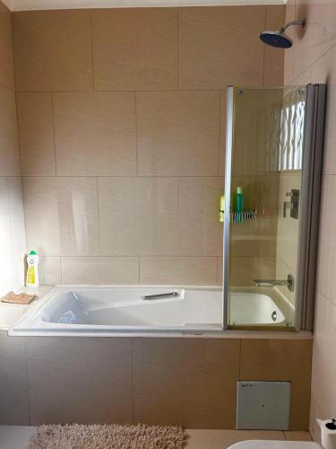 Bilik mandi di Acacia House Phakalane