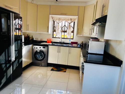 Dapur atau dapur kecil di Acacia House Phakalane