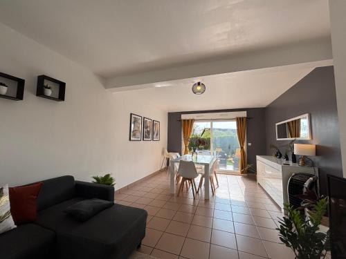 un salon avec un canapé et une table dans l'établissement Gîte tout inclus avec jardin et ping-pong, proche A20 - FR-1-591-615, à Tendu