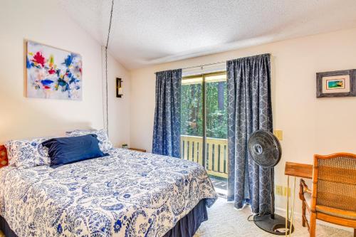 Postel nebo postele na pokoji v ubytování Marina and Pool Access Lovely Lake Keowee Townhome!