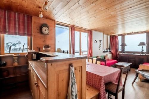 une cuisine et un salon avec une table dans une pièce dans l'établissement Résidence Aime 2000 - 4 Pièces 8/10 pers - AIME 200 - PLAGNE AIME 2000, skis aux pieds MAE-1524, à La Plagne Tarentaise