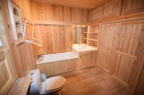 une salle de bain avec une baignoire, un lavabo et des toilettes dans l'établissement Résidence Aime 2000 - 4 Pièces 8/10 pers - AIME 200 - PLAGNE AIME 2000, skis aux pieds MAE-1524, à La Plagne Tarentaise