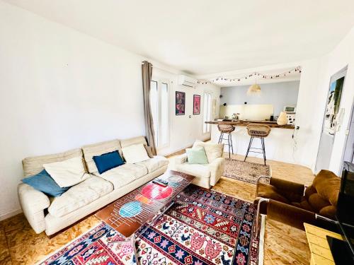 un salon avec un canapé et un tapis dans l'établissement Cosy, climatisé, au coeur de Sète, à Sète