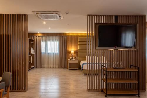 Uma TV ou centro de entretenimento em Tryp by Wyndham Asuncion
