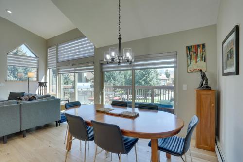 Posezení v ubytování Edwards Townhome about 4 Mi to Beaver Creek Resort!