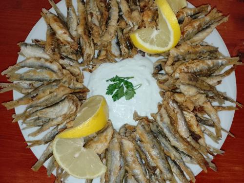 un piatto di cibo con gamberetti e fette di limone di Casa David a Sulina