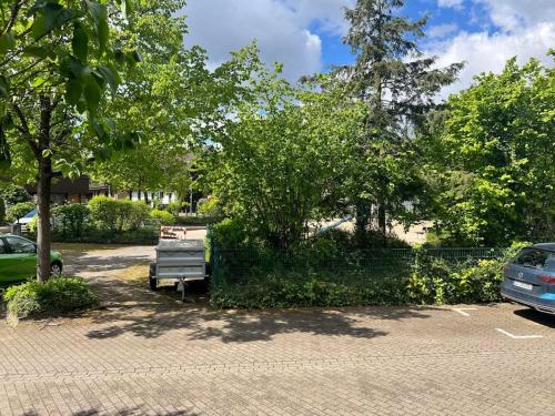 a bench in a parking lot next to a fence at Renovierte Doppelhaushälfte in bester Lage in Bottrop
