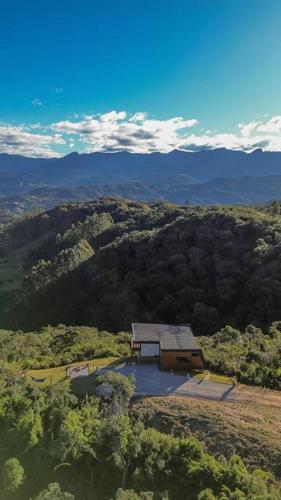 Landskap semula jadi dekat dengan chalet