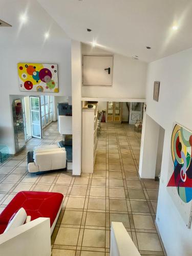 - un grand salon avec un canapé rouge et un sol dans l'établissement Villa avec piscine vue sur la mer, à Cannes