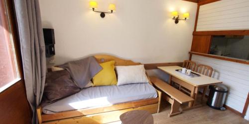 un salon avec un canapé et une table dans l'établissement Résidence Rond Point Des Pistes - studio Sud sur les pistes MAE-1994, à Tignes