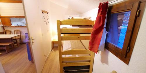 Ce lit superposé se trouve dans un dortoir avec une échelle. dans l'établissement Résidence Rond Point Des Pistes - studio Sud sur les pistes MAE-1994, à Tignes