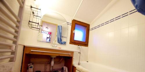 une salle de bain avec un lavabo, une baignoire et un miroir dans l'établissement Résidence Rond Point Des Pistes - studio Sud sur les pistes MAE-1994, à Tignes