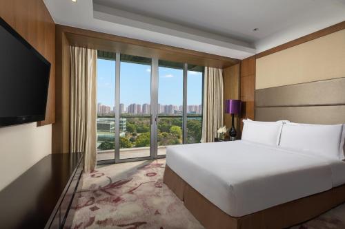 Postel nebo postele na pokoji v ubytování Crowne Plaza Shanghai Xiayang Lake by IHG