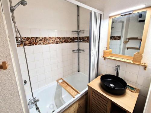 une salle de bain avec une douche, un lavabo et une baignoire dans l'établissement Résidence Le Cheval Blanc - 4 pièces 7/9 personnes de 55 m² MAE-9461, à Modane