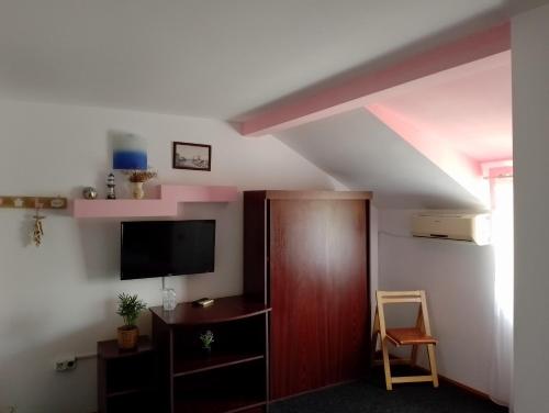 Camera con porta, TV e sedia di Casa David a Sulina