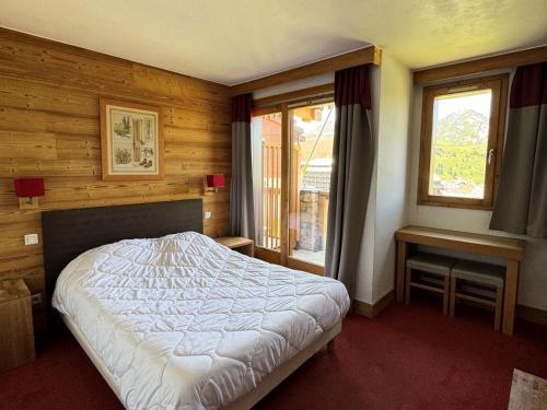 une chambre avec un lit et une fenêtre dans l'établissement Résidence Le Centaure - 5 Pièces pour 10 Personnes 541, à Aime La Plagne